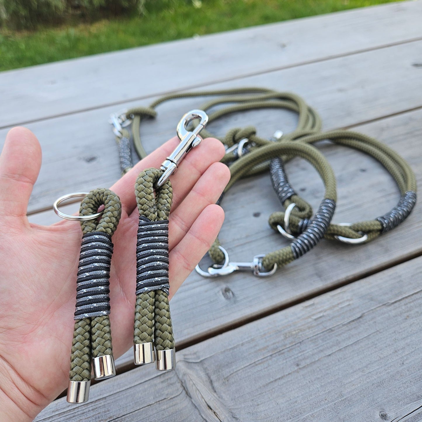 Schlüsselanhänger olivgrün - schwarz/silber