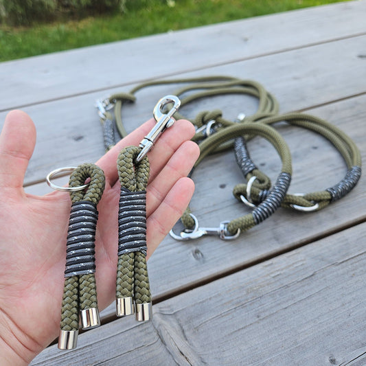 Schlüsselanhänger olivgrün - schwarz/silber